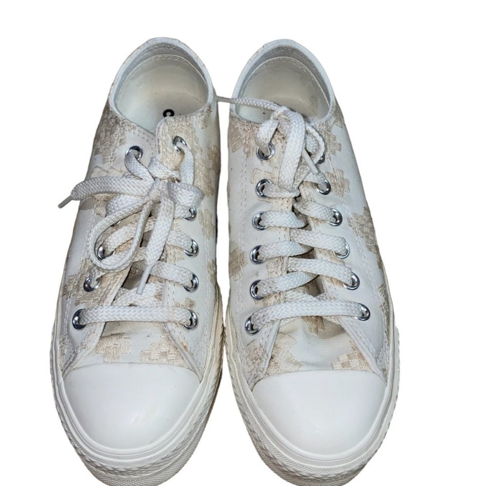 Converse shoes women size 8 -like new